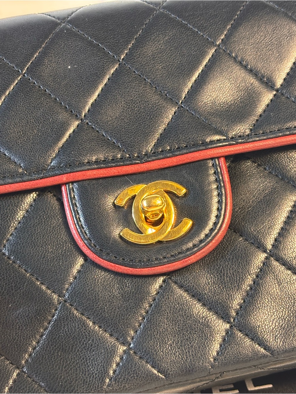 Beautiful Chanel Mini Square Lambskin - Picture 2 of 16